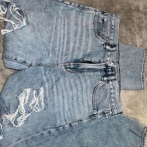 AMERICAN EAGLE MOM JEANS